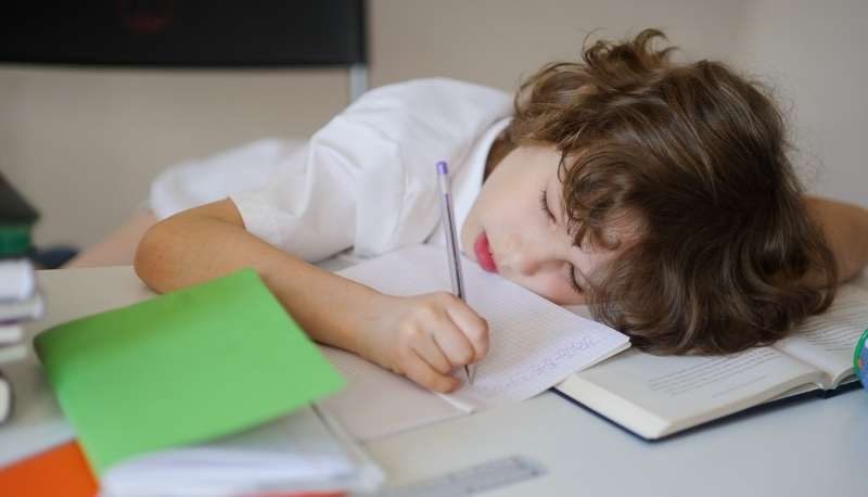 勉強中に眠くなるのはどうして？受験生必見の眠気を吹き飛ばす対策方法 | SOZOマナビナビ | エディック・創造学園