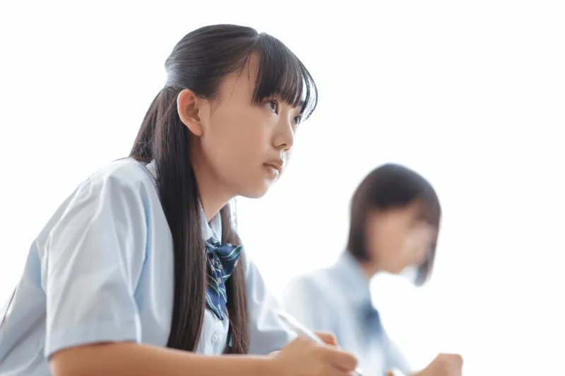 【2026年版】中学生の夏期講習の費用相場は？学年・塾の形態別に徹底比較！料金を抑える方法や選び方も解説 