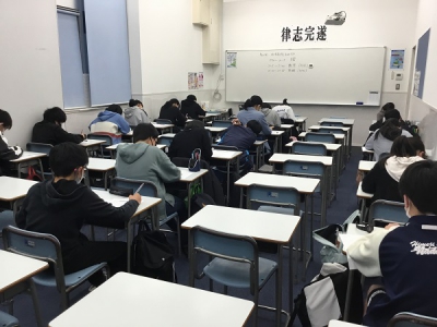 小学生は算数・国語、中学生は数学・英語のテストを受験。