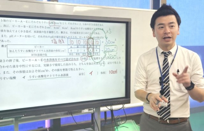 ▲神戸市のエディックに唯一設置されている電子黒板でさらに分かりやすく授業を展開！