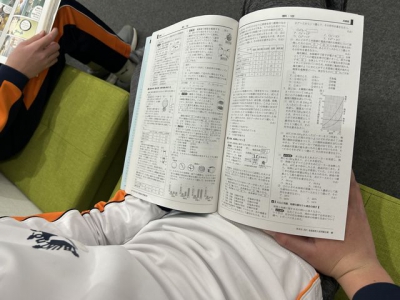 ▲なんと休み時間に全国入試問題集(高校入試)を閲覧する小学生が！！