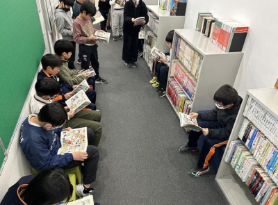 ▲ベンチを追加注文中！もう少し待ってね～！