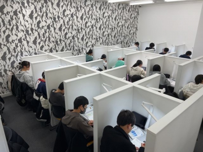 ▲朝から自習室は満席！受験生や同じく学年末テストを控えた高校生もいます！