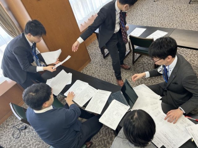 ▲先生たちも必死！