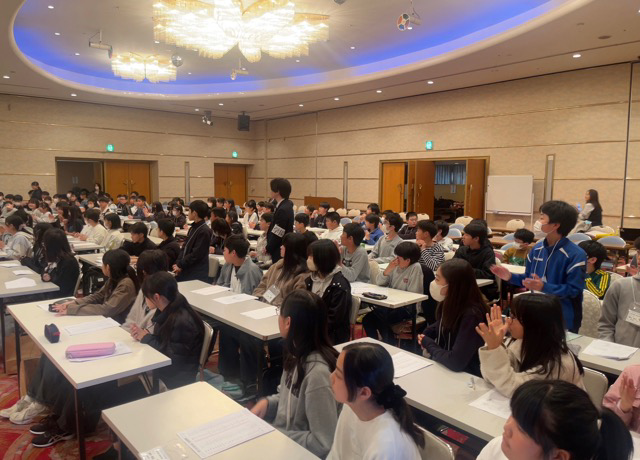 仲間にむけて盛大な拍手