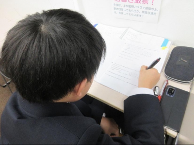 自習ブースでは静かに自習！