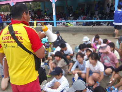 貝の採り方の説明を聞いています