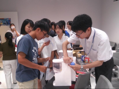 中学生もガチャ！　意外に喜んでくれてます