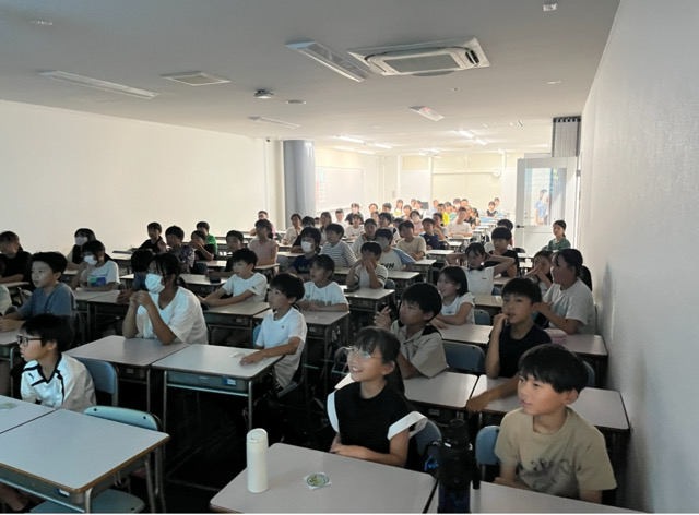 多くの友人の前で