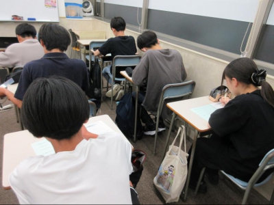 真剣にテストに取り組んでいます！