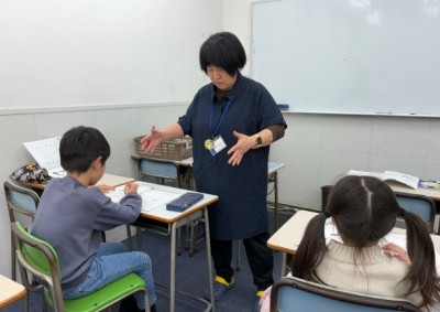 低学年は小学校教員経験も豊富な講師が担当します。