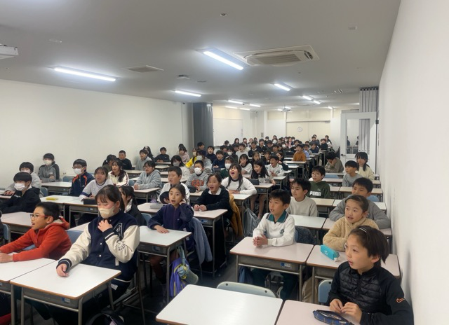教室はやる気に満ちた生徒で満員です！！