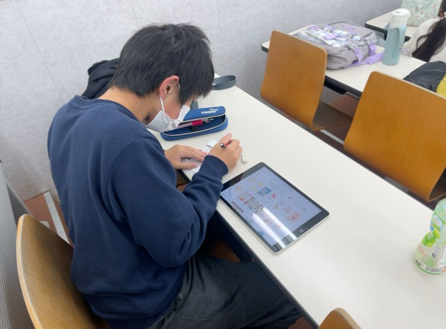 調べ学習はタブレットで