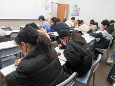 集中してテストに取り組んでいます！