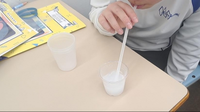 ▲石灰水に二酸化炭素を吹き込んでいます！