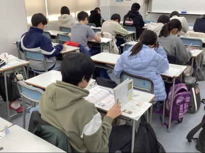 たくさんの生徒の皆さんが黙々と！　良い雰囲気ですね♪