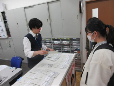 先生特製お守りを手渡し！