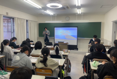しっかりと先生の目を見て話を聞く！さすが、エディック西神本部校生