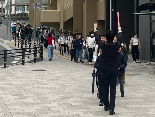 バスから降りて並んで登校！