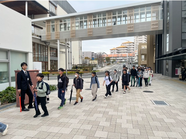 長い列にはなりますが、広がらず整列！