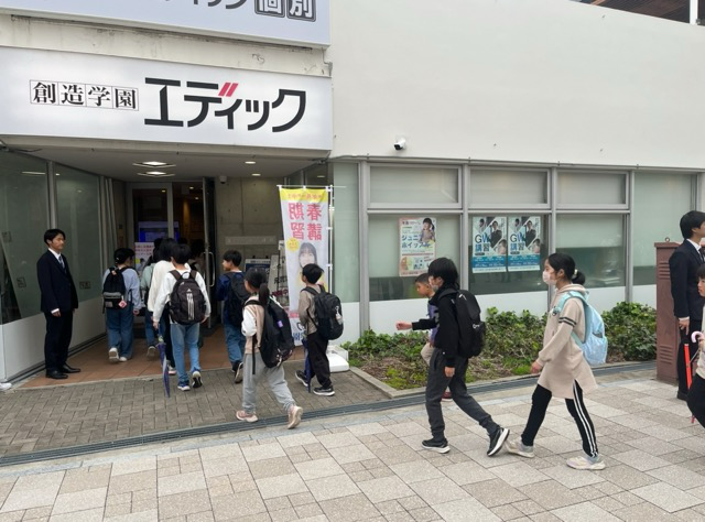 職員が玄関で迎えます！こんにちは！