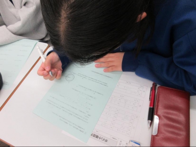 集中して受験中！