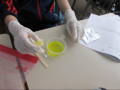 一人一人実験キットを扱います！