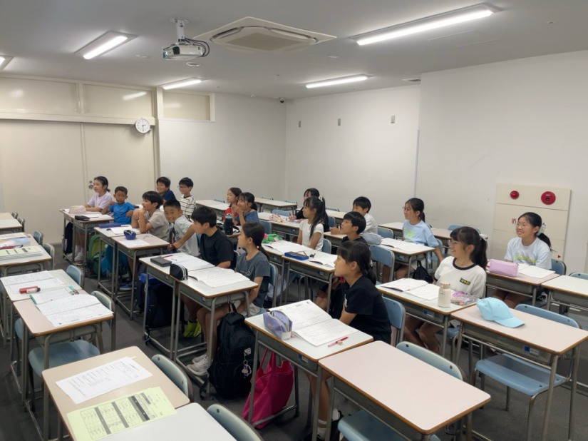 姿勢を正して授業を受けよう先生の目を見て話を聞こう