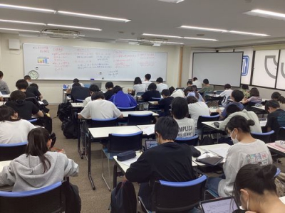 テスト前の中学はもちろん、テストの無い中学の3年生も自主的に勉強に来ています！