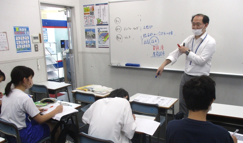 ▲数学担当の堀尾先生は、社会の授業も担当！各単元のポイントを理論的に確認していきます！