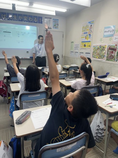 手がピーン！