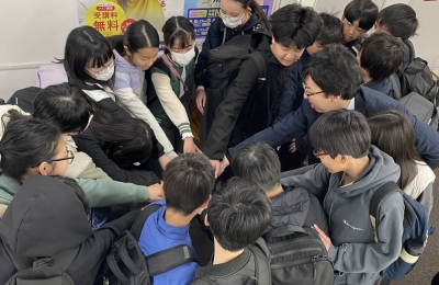 出発前にみんなで円陣を組みました！元気いっぱいの出発です。