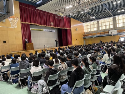 他の教室の生徒も一同に介して大迫力の開会式です。
