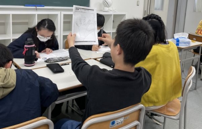 中学の美術で習う「デッサン」を書いている様子です。上手にかけたかな？