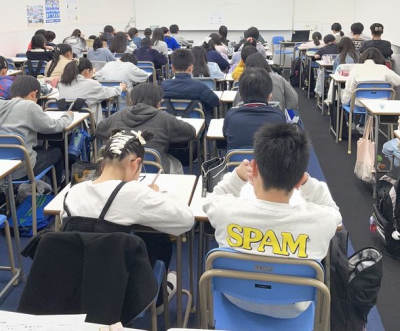 小学生だけでこれだけの人数は圧巻です！入塾テストを受ける生徒は今日も多数います！みんながんばっていました！