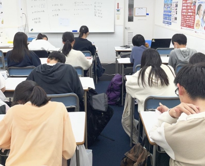 中学生は大教室だけで入りきらないため教室を３つに分けて実施しています。