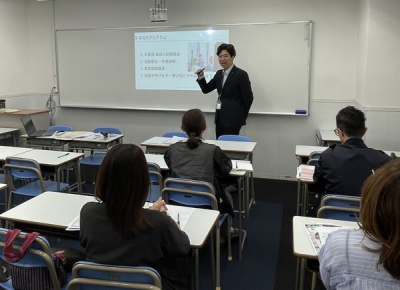 中学1年生の保護者会の一コマです。笠井校長のお話に保護者の方も真剣に耳を傾けていただいています。