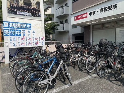 夏期講習に参加される方の自転車がずらりと並んでいます。