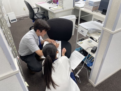 甲南山手校の塾生であった唄野先生はとにかく面倒見がよく、どんな時でも生徒の些細な質問にとことん付き合います。