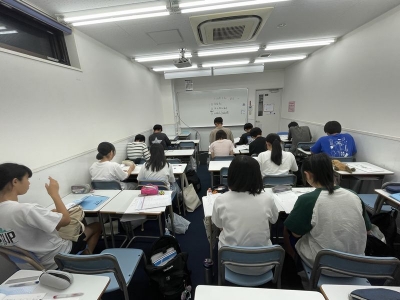 中学生のケアデーは真剣な空気が張り詰めています。部屋は利用する生徒でいつも満員です。