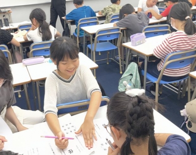 仲間と協力して謎解き中！今日ご紹介するのは一部ですが、全ての授業・全てのクラスで子どもたちのワクワクが最高潮に達しています。