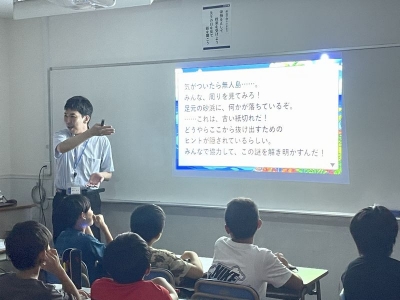 国語の時間は大画面を使った謎解きの授業もありました！仲間と協力して大盛り上がりです。