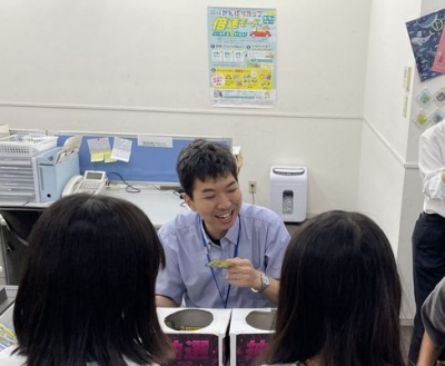 抽選ボックスでは校長の笠井先生が盛りあげてくれます。