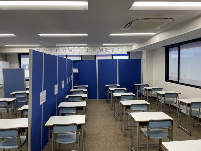 スローガンは「静かな自習室、それが創造学園」。きれいで落ち着いた環境で、自分の目標に向かって学習を進められます。