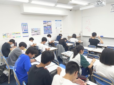 ペンを走らせる音だけが響く空間。気迫みなぎる生徒たちの真剣なテスト風景です。