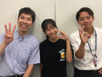 300点達成の時はＶサインでなく先生達と作る３００点を表すサインです。