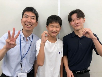 毎日コツコツと塾に通い、努力を重ねて目標を達成した生徒の表情は本当に輝いています。