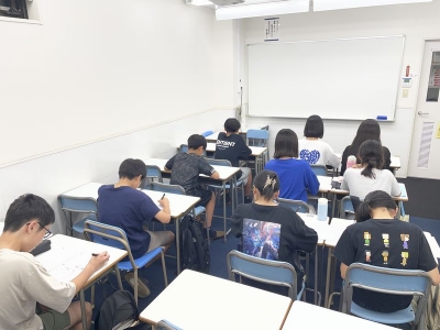 もう一つの教室では中学1年生たちが勉強中。真剣な先輩たちの姿から、良い刺激をもらっていますね！