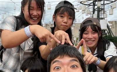 はじける笑顔が最高！…ん？一番下で誰よりも楽しんでいるのは笠井校長ですね（笑）