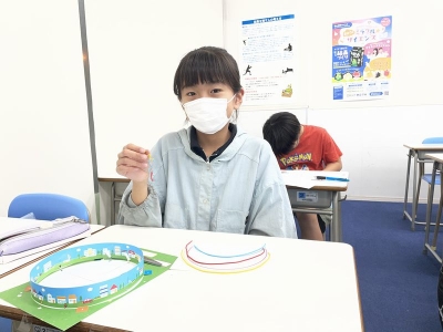 色鮮やかなワイヤーを組み立て中。この美しいアーチが、高校入試にも出る「太陽の通り道」に変身します！
